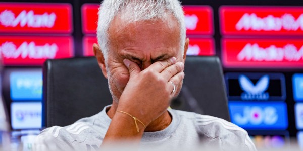 前曼联传奇范佩西首战穆里尼奥，欧冠资格赛爆冷告捷！